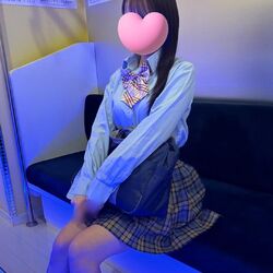 電車で脱ぎ始めちゃう女の子